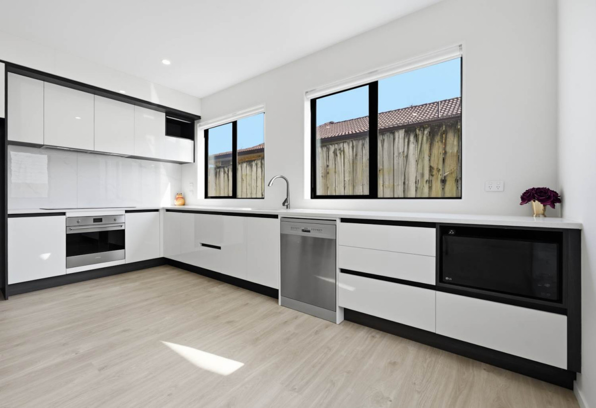 Macleans College zone, Standalone 4 beds 2.5 baths home with garage, 8A Britannia Place, Half Moon Bay, Auckland