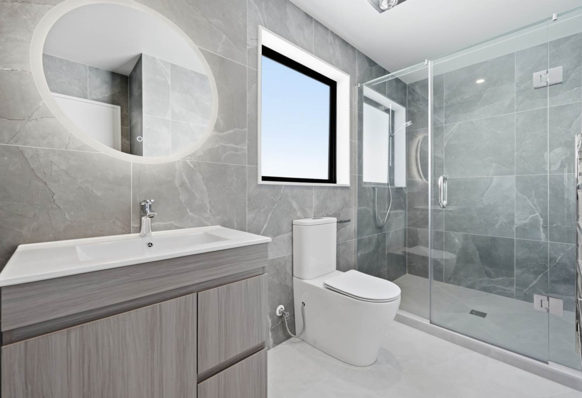 Macleans College zone, Standalone 4 beds 2.5 baths home with garage, 8A Britannia Place, Half Moon Bay, Auckland