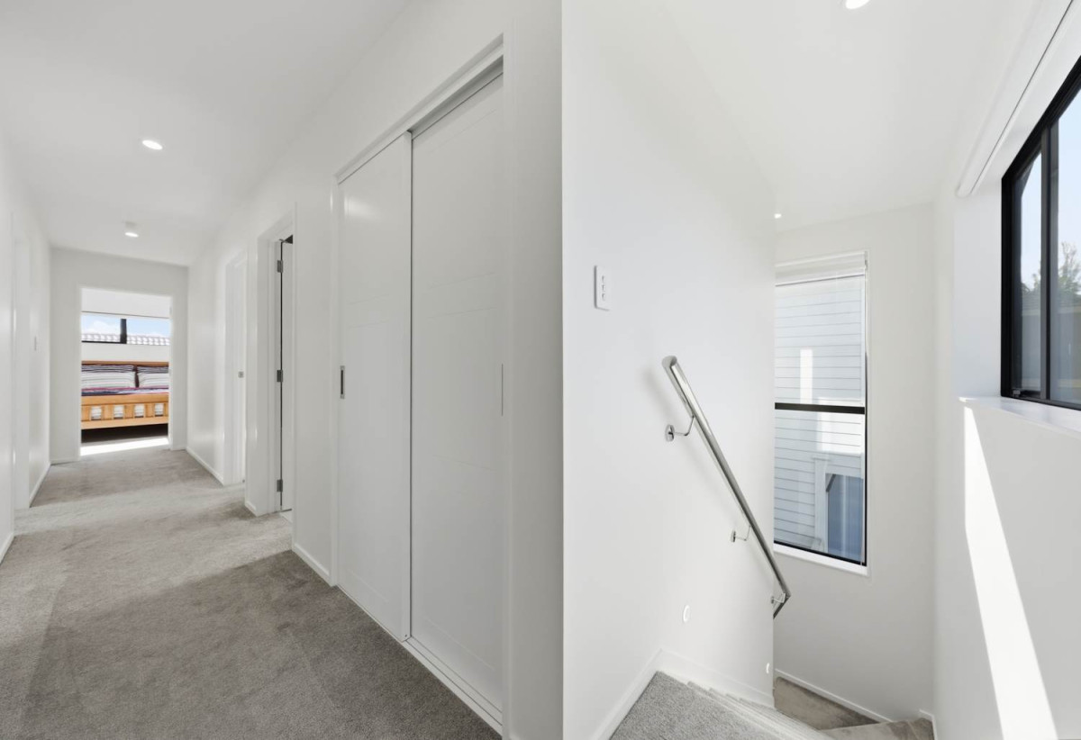 Macleans College zone, Standalone 4 beds 2.5 baths home with garage, 8A Britannia Place, Half Moon Bay, Auckland