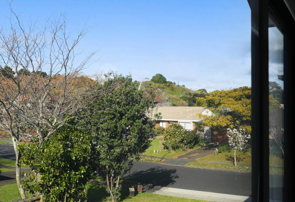 Macleans College zone, Standalone 4 beds 2.5 baths home with garage, 8A Britannia Place, Half Moon Bay, Auckland