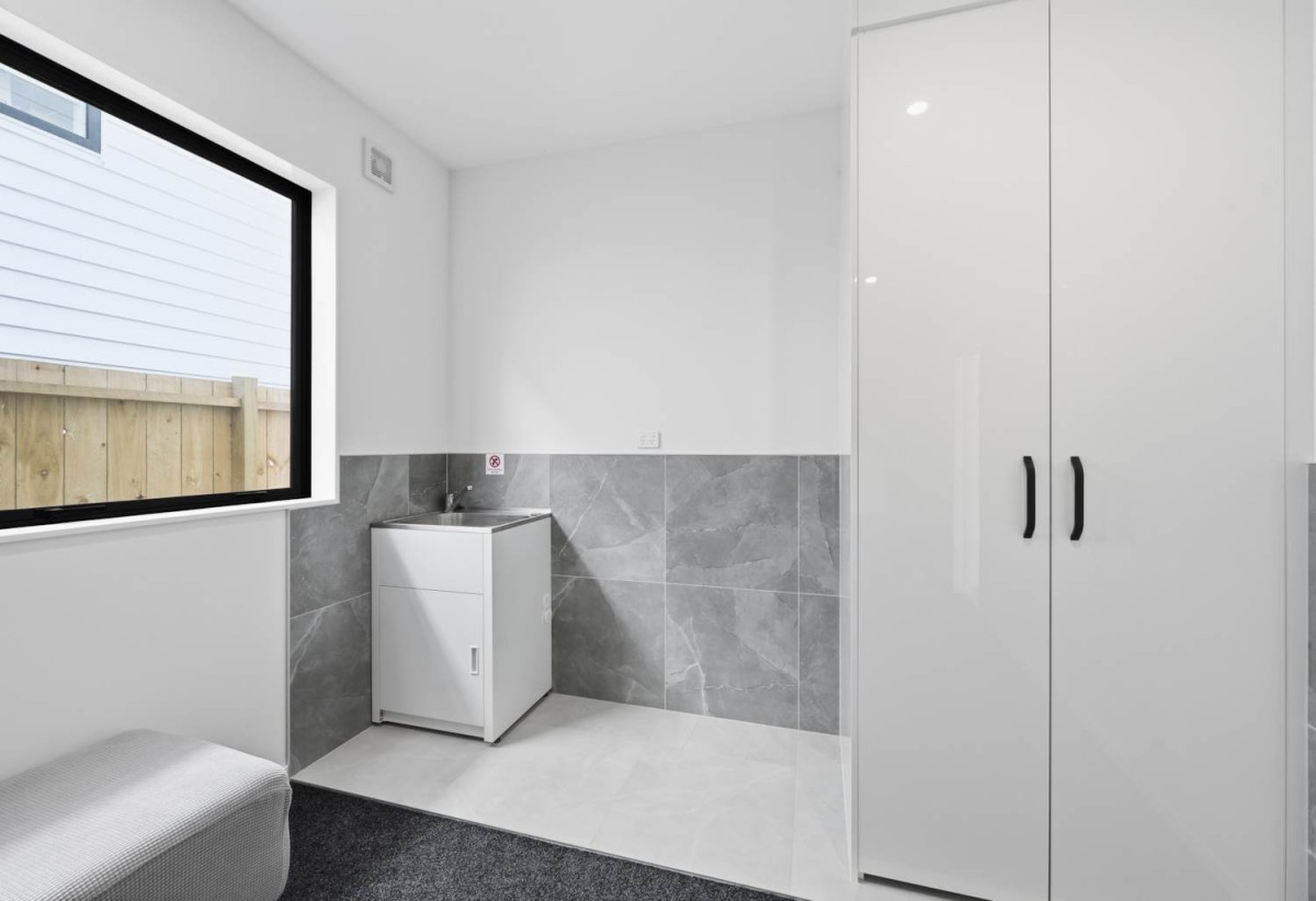 Macleans College zone, Standalone 4 beds 2.5 baths home with garage, 8A Britannia Place, Half Moon Bay, Auckland