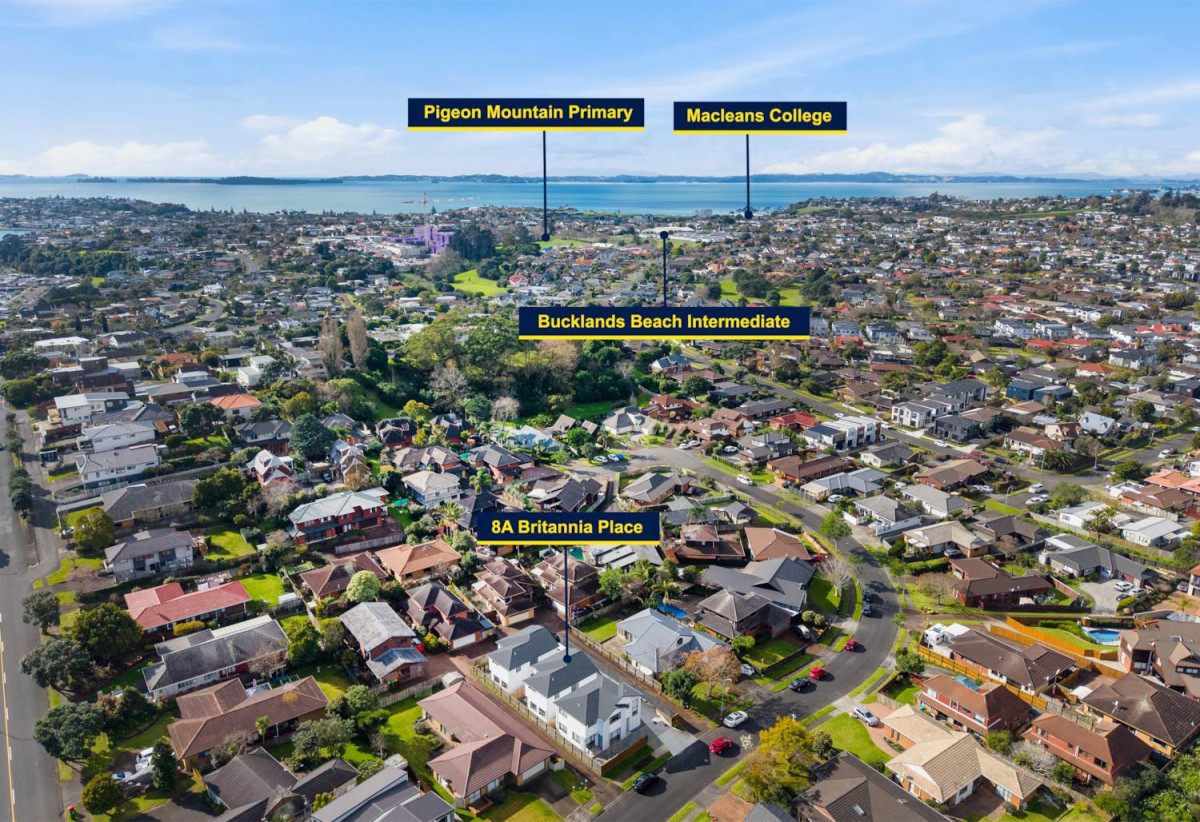 Macleans College zone, Standalone 4 beds 2.5 baths home with garage, 8A Britannia Place, Half Moon Bay, Auckland