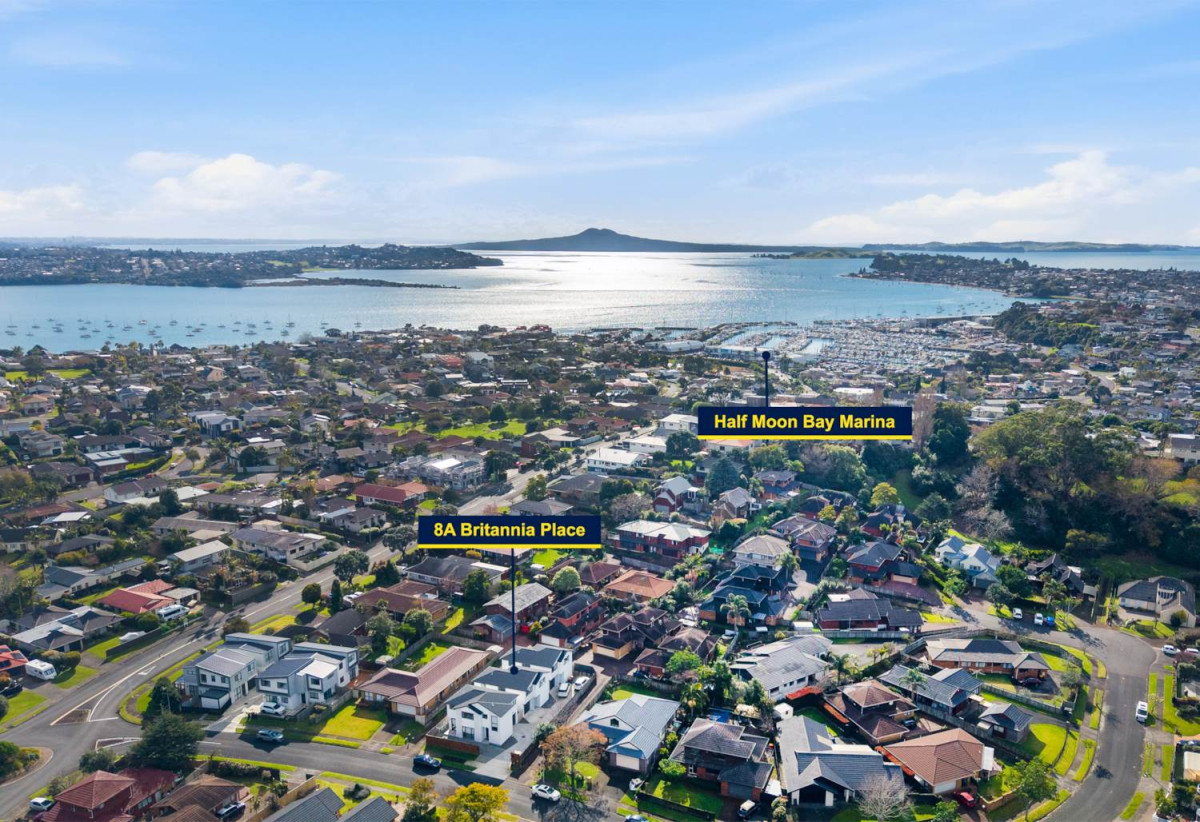 Macleans College zone, Standalone 4 beds 2.5 baths home with garage, 8A Britannia Place, Half Moon Bay, Auckland