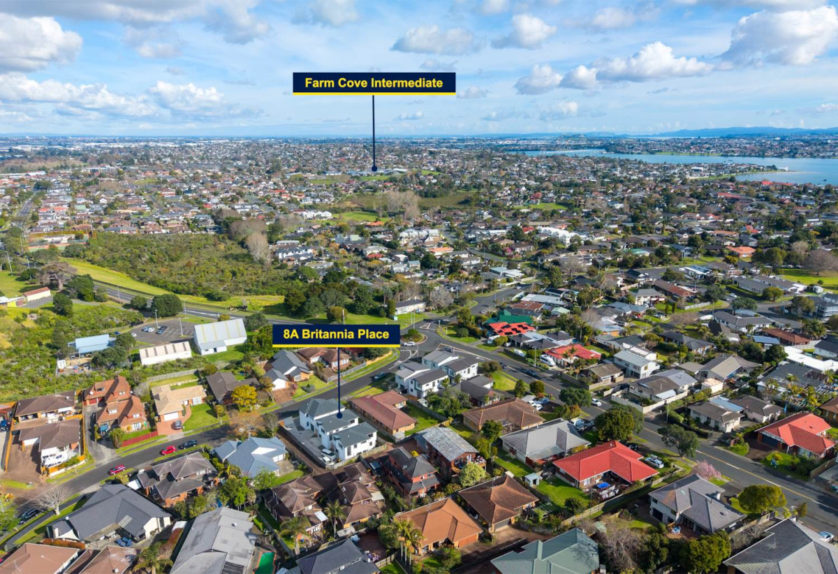 Macleans College zone, Standalone 4 beds 2.5 baths home with garage, 8A Britannia Place, Half Moon Bay, Auckland