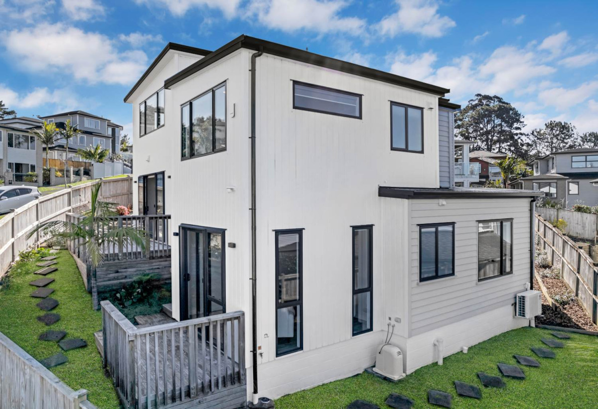 Builder’s Own Home, 503m2 section, 2 kitchens, 6 beds 4.5 baths house with double garage and 2 beds granny, 12 Golden Morning Drive, Albany, Auckland