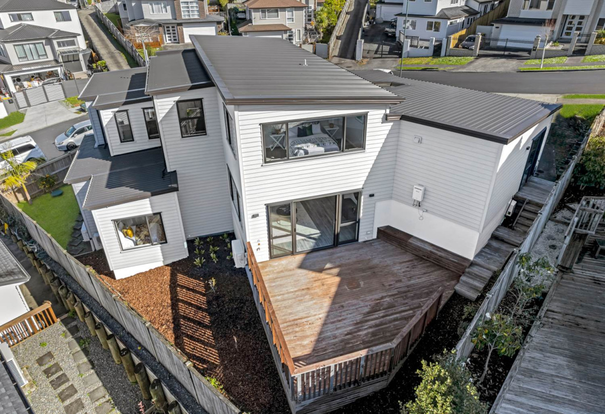 Builder’s Own Home, 503m2 section, 2 kitchens, 6 beds 4.5 baths house with double garage and 2 beds granny, 12 Golden Morning Drive, Albany, Auckland