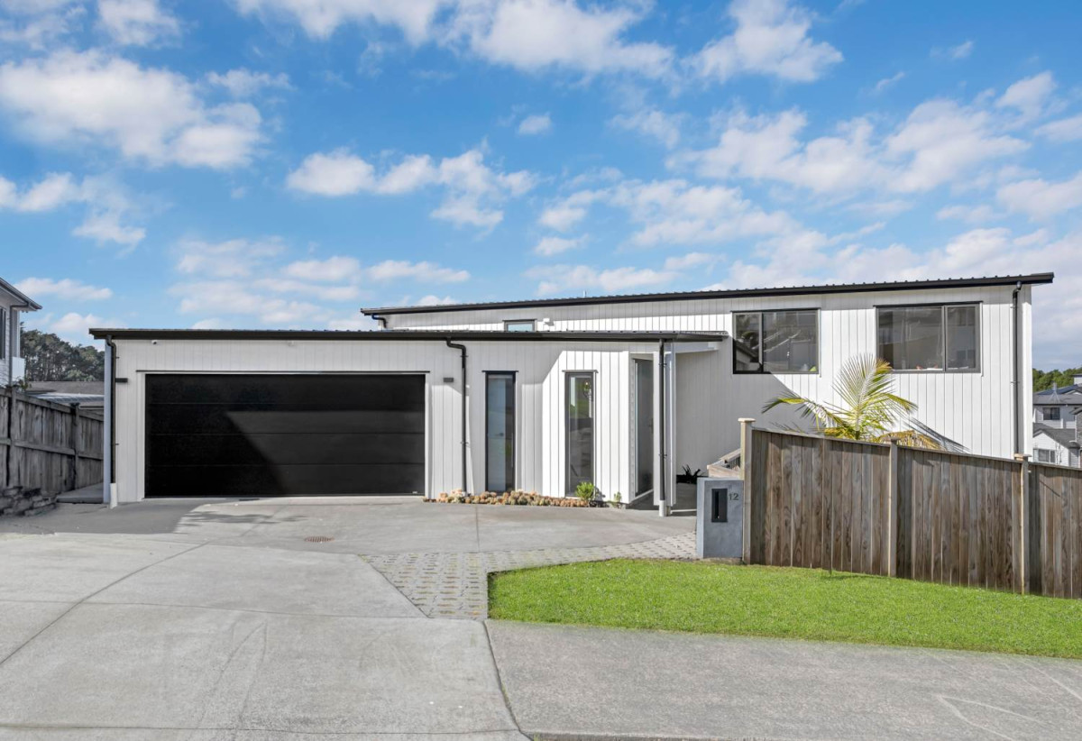 Builder’s Own Home, 503m2 section, 2 kitchens, 6 beds 4.5 baths house with double garage and 2 beds granny, 12 Golden Morning Drive, Albany, Auckland