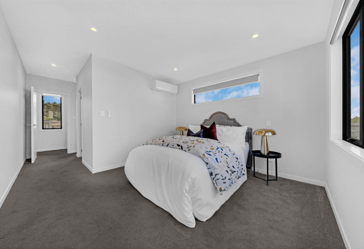 Builder’s Own Home, 503m2 section, 2 kitchens, 6 beds 4.5 baths house with double garage and 2 beds granny, 12 Golden Morning Drive, Albany, Auckland