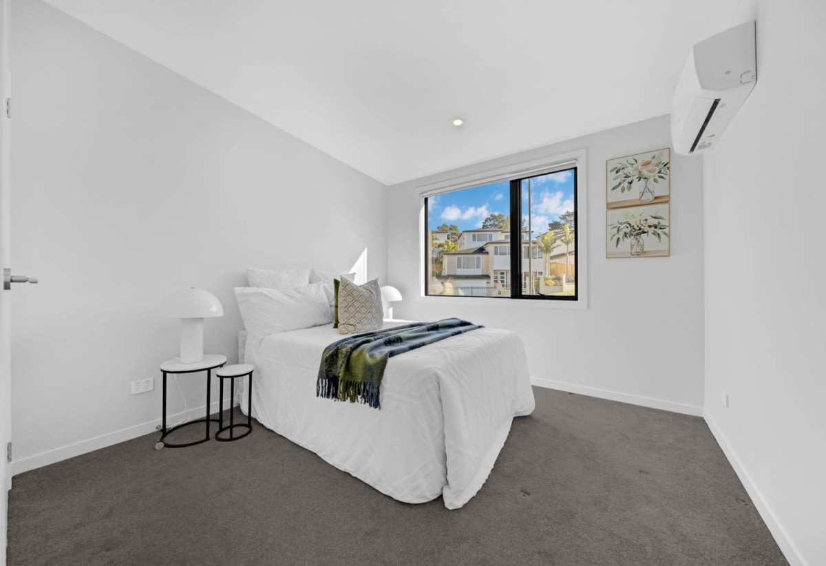 Builder’s Own Home, 503m2 section, 2 kitchens, 6 beds 4.5 baths house with double garage and 2 beds granny, 12 Golden Morning Drive, Albany, Auckland