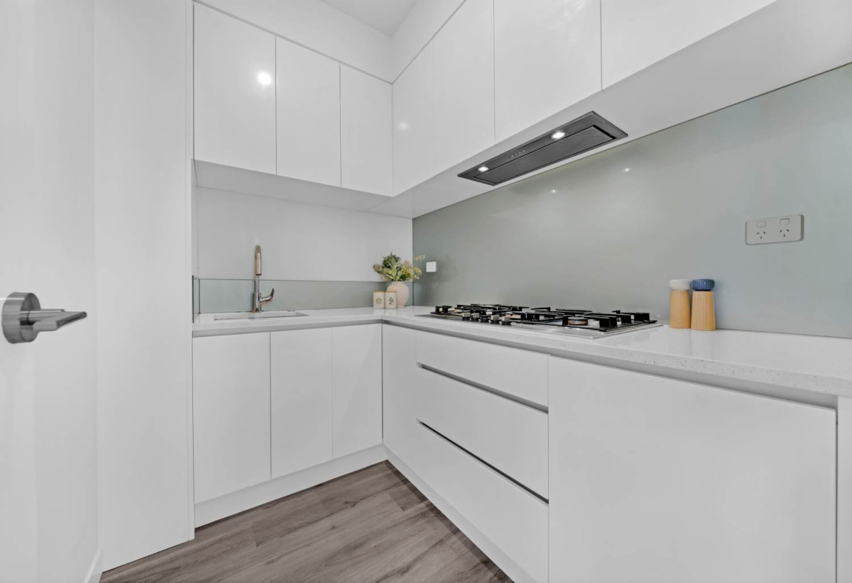 Builder’s Own Home, 503m2 section, 2 kitchens, 6 beds 4.5 baths house with double garage and 2 beds granny, 12 Golden Morning Drive, Albany, Auckland