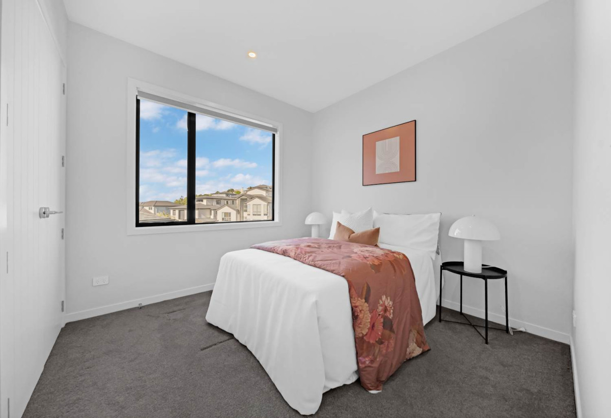 Builder’s Own Home, 503m2 section, 2 kitchens, 6 beds 4.5 baths house with double garage and 2 beds granny, 12 Golden Morning Drive, Albany, Auckland