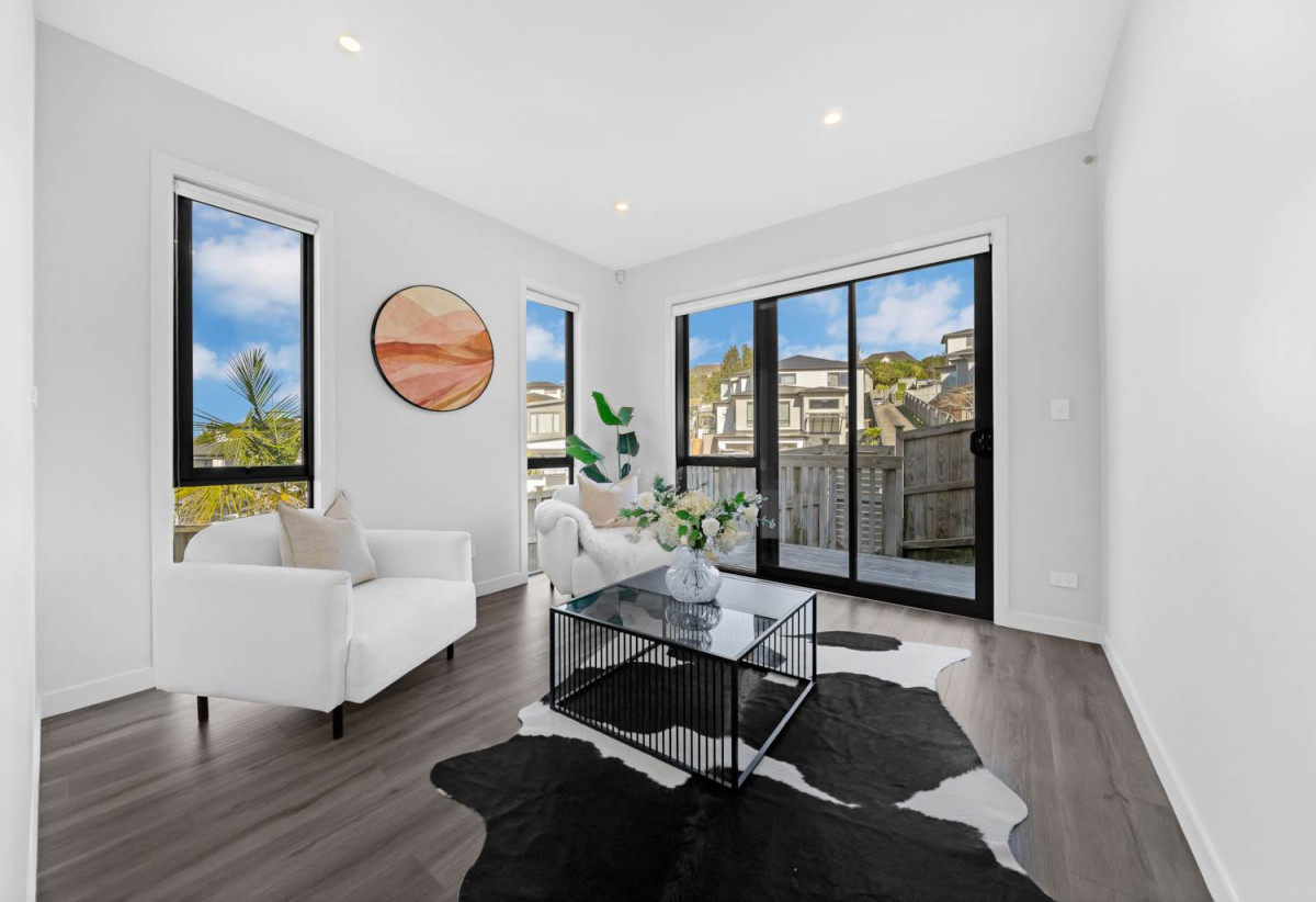 Builder’s Own Home, 503m2 section, 2 kitchens, 6 beds 4.5 baths house with double garage and 2 beds granny, 12 Golden Morning Drive, Albany, Auckland