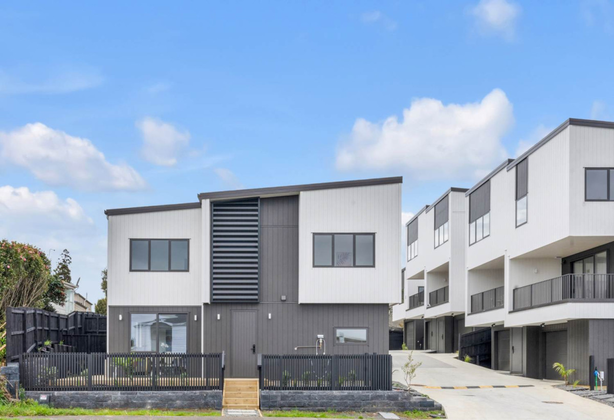 Brandnew freehold 3 beds 2.5 baths home with garage, move-in ready, 2/24 Great South Road, Manurewa, Auckland