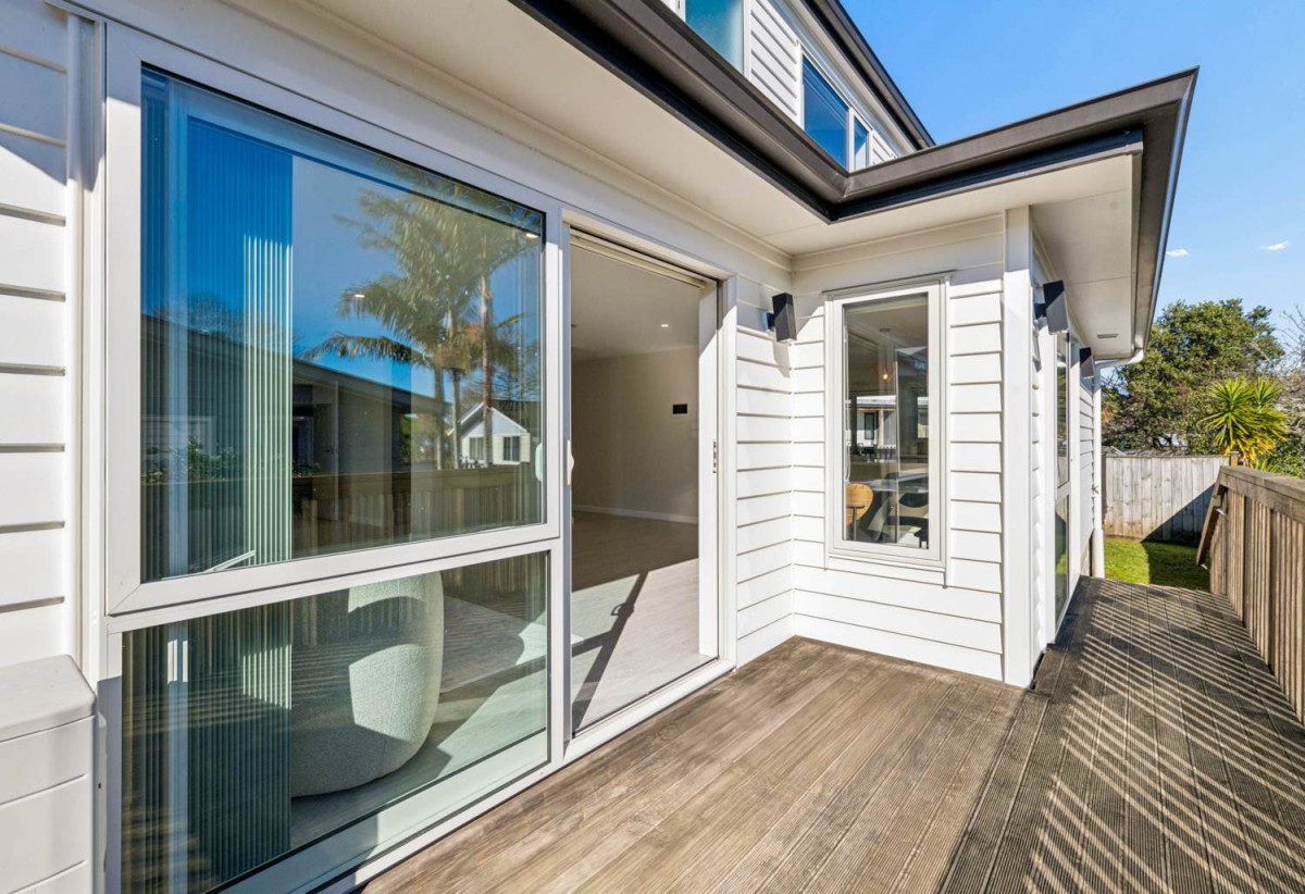 Must sell, Macleans College zone, Standalone 6 beds (2 ensuites) 4.5 baths house with double garage, 329A Bucklands Beach Road, Bucklands Beach, Auckland