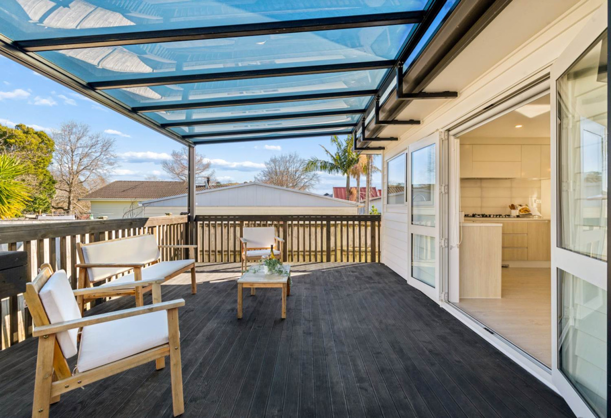 Must sell, Macleans College zone, Standalone 6 beds (2 ensuites) 4.5 baths house with double garage, 329A Bucklands Beach Road, Bucklands Beach, Auckland