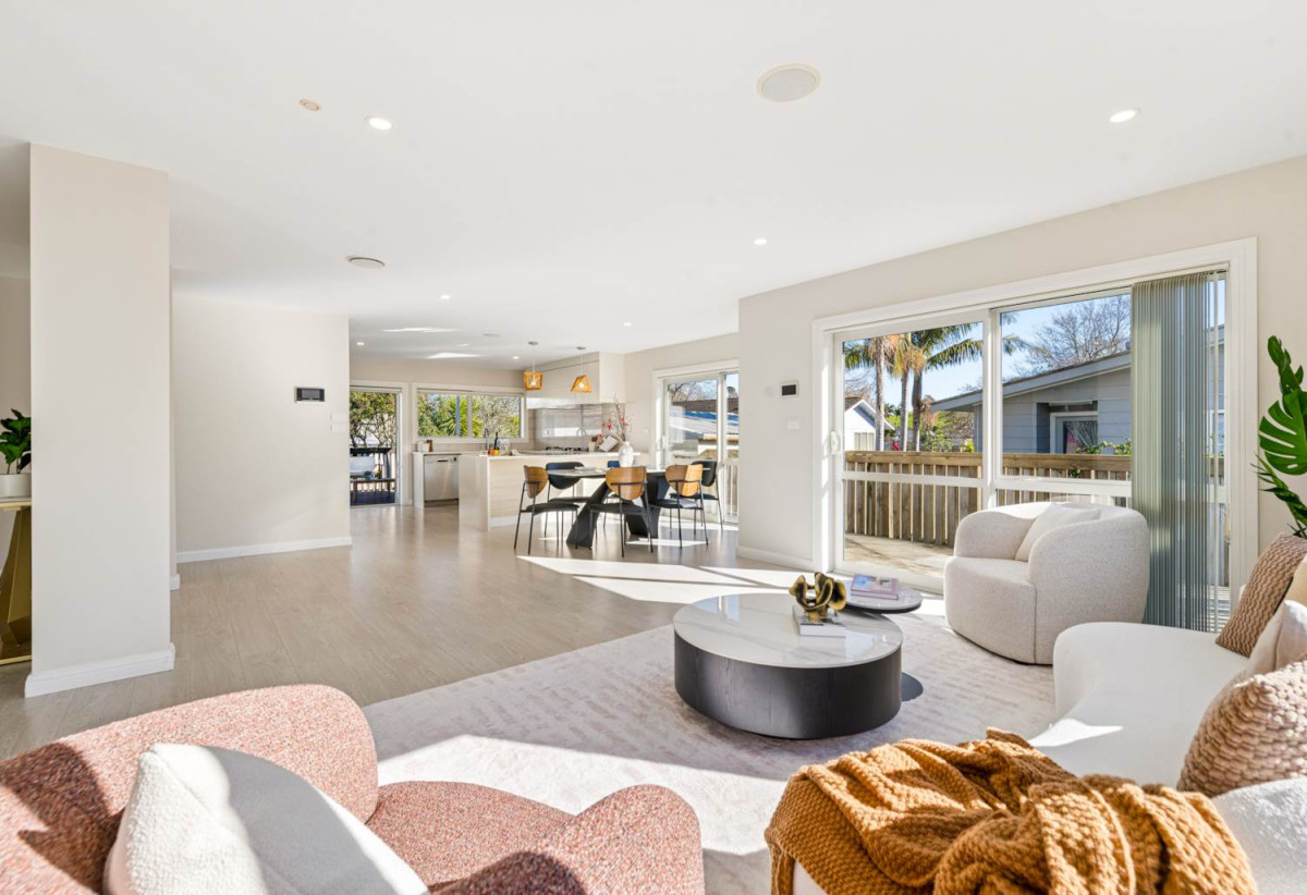 Must sell, Macleans College zone, Standalone 6 beds (2 ensuites) 4.5 baths house with double garage, 329A Bucklands Beach Road, Bucklands Beach, Auckland
