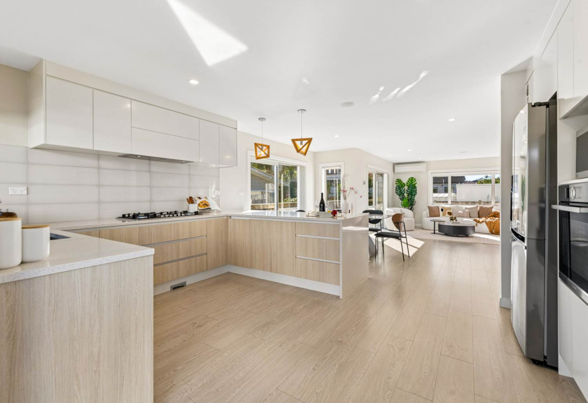 Must sell, Macleans College zone, Standalone 6 beds (2 ensuites) 4.5 baths house with double garage, 329A Bucklands Beach Road, Bucklands Beach, Auckland