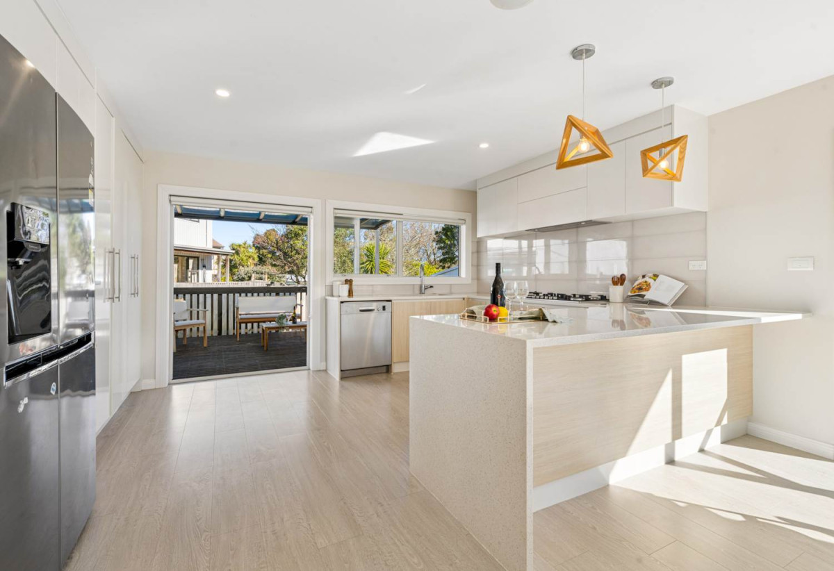 Must sell, Macleans College zone, Standalone 6 beds (2 ensuites) 4.5 baths house with double garage, 329A Bucklands Beach Road, Bucklands Beach, Auckland