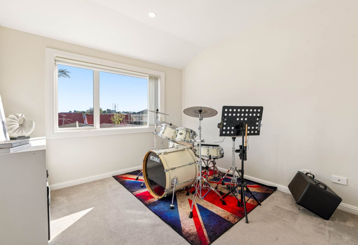 Must sell, Macleans College zone, Standalone 6 beds (2 ensuites) 4.5 baths house with double garage, 329A Bucklands Beach Road, Bucklands Beach, Auckland