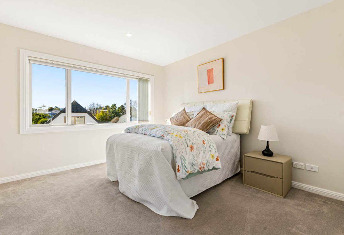 Must sell, Macleans College zone, Standalone 6 beds (2 ensuites) 4.5 baths house with double garage, 329A Bucklands Beach Road, Bucklands Beach, Auckland
