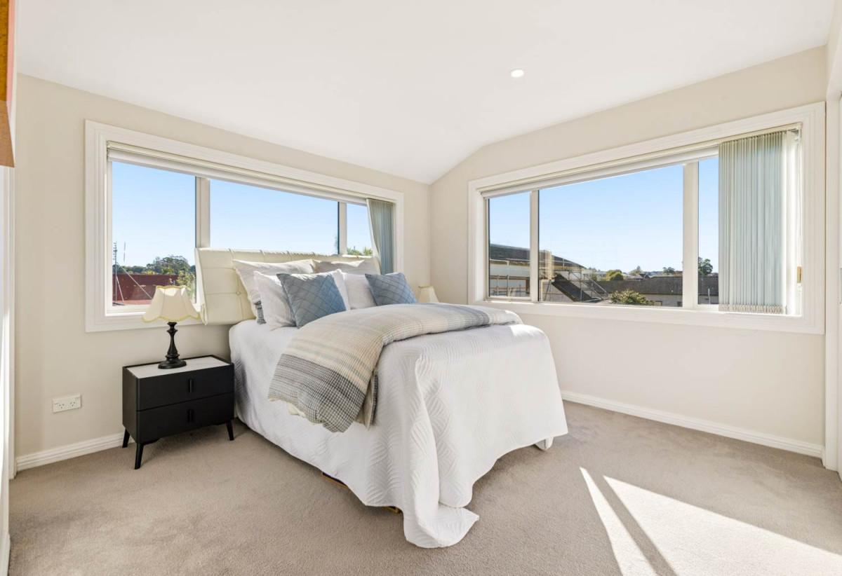 Must sell, Macleans College zone, Standalone 6 beds (2 ensuites) 4.5 baths house with double garage, 329A Bucklands Beach Road, Bucklands Beach, Auckland