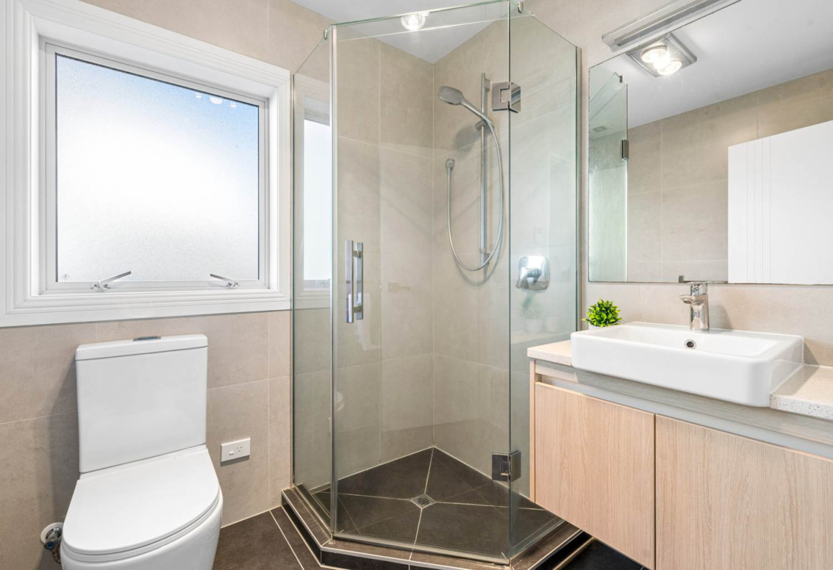 Must sell, Macleans College zone, Standalone 6 beds (2 ensuites) 4.5 baths house with double garage, 329A Bucklands Beach Road, Bucklands Beach, Auckland