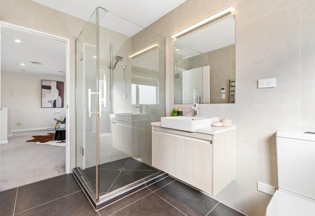 Must sell, Macleans College zone, Standalone 6 beds (2 ensuites) 4.5 baths house with double garage, 329A Bucklands Beach Road, Bucklands Beach, Auckland