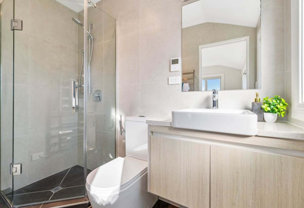 Must sell, Macleans College zone, Standalone 6 beds (2 ensuites) 4.5 baths house with double garage, 329A Bucklands Beach Road, Bucklands Beach, Auckland