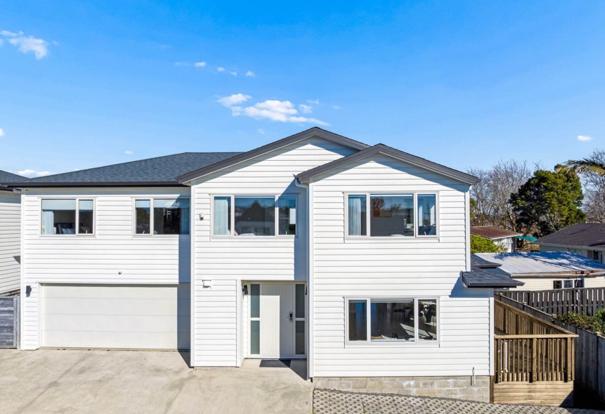 Must sell, Macleans College zone, Standalone 6 beds (2 ensuites) 4.5 baths house with double garage, 329A Bucklands Beach Road, Bucklands Beach, Auckland