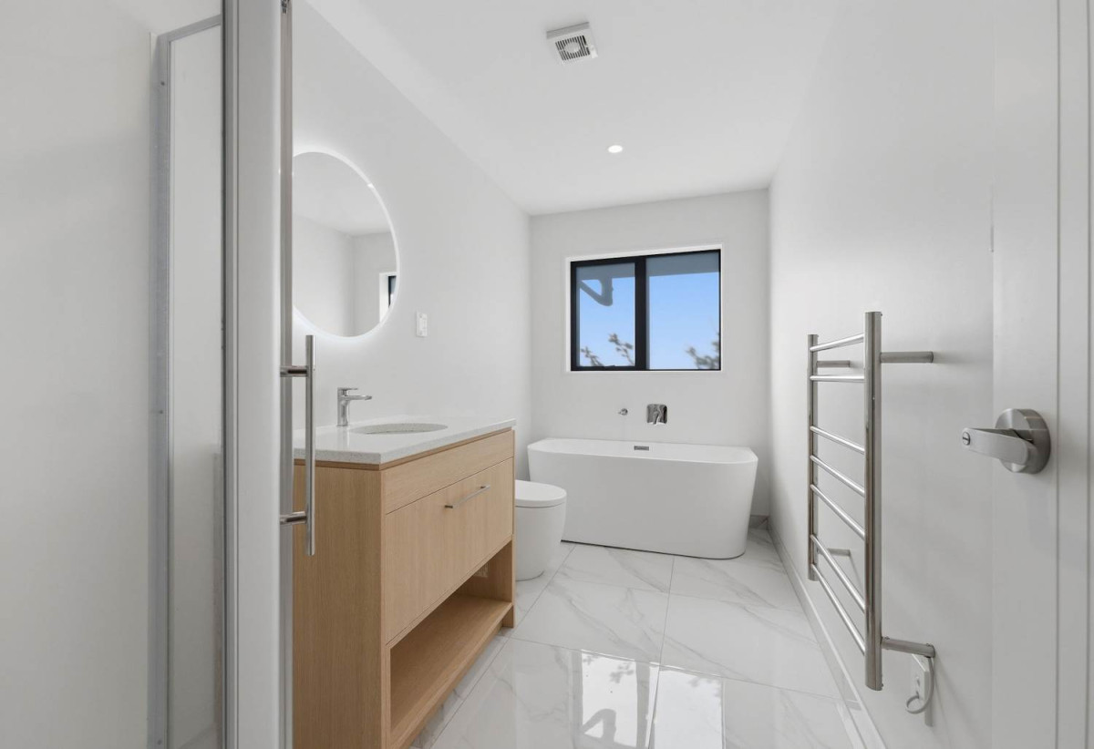 Double Westlake school zone, 3 beds 1 bath home with 2 car parks, 29B Salamanca Road, Sunnynook, Auckland