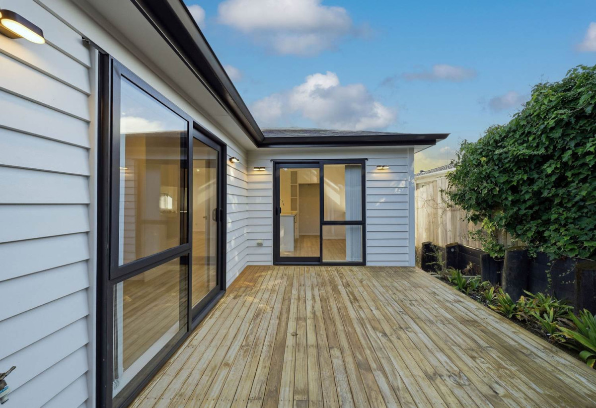 Double Westlake school zone, 3 beds 1 bath home with 2 car parks, 29B Salamanca Road, Sunnynook, Auckland