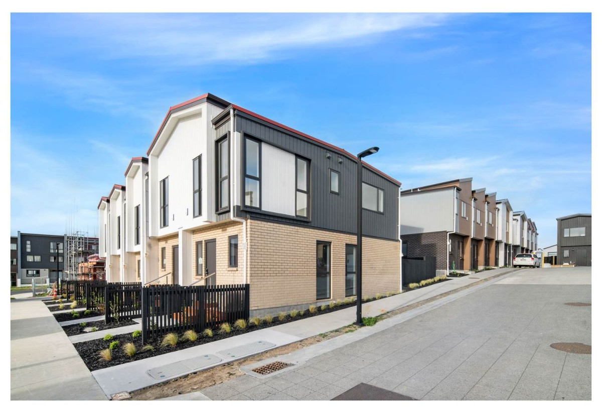 3 beds 1.5 bath home with car park, 16 Papatahi Lane, Flat Bush, Auckland