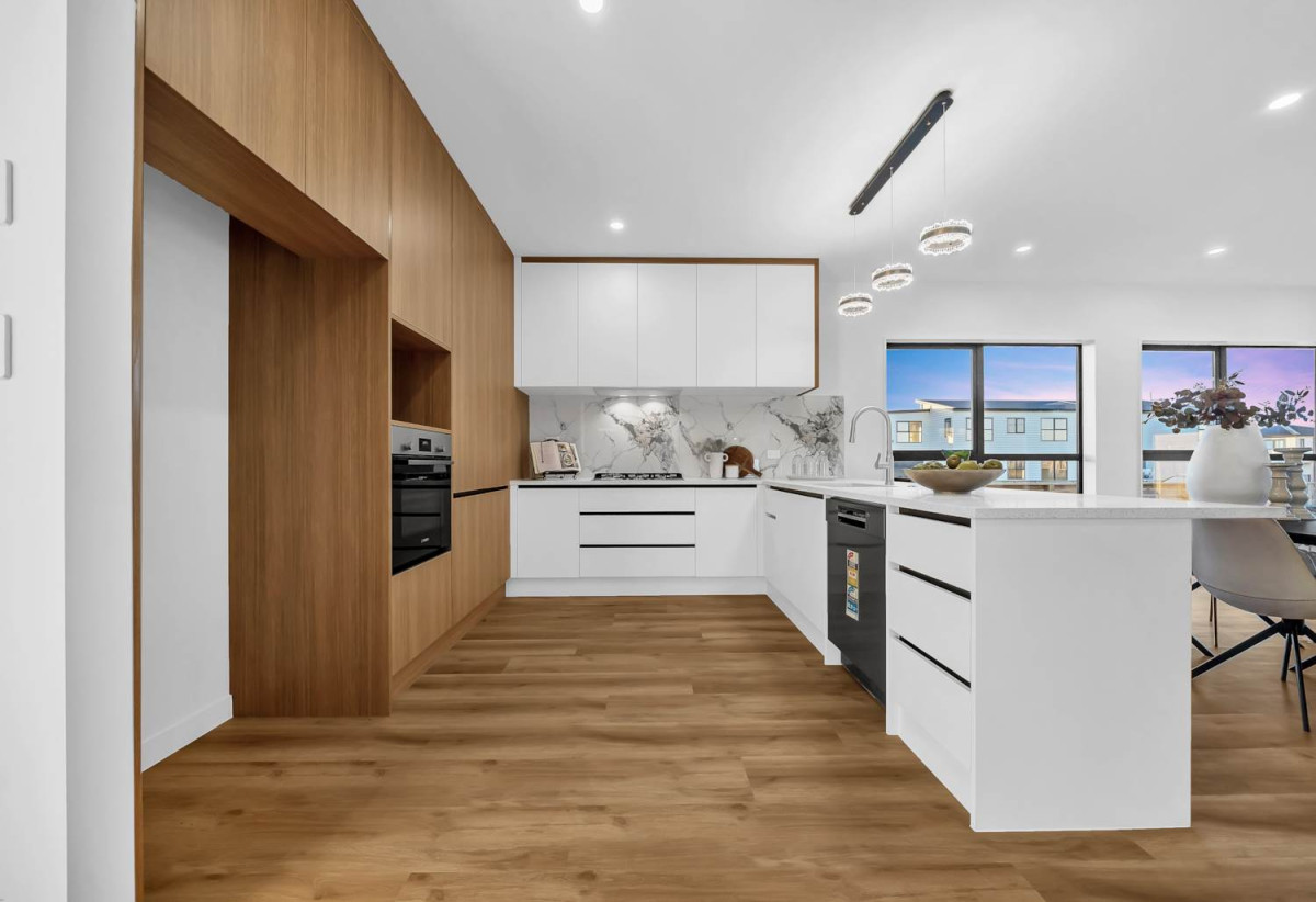 4 beds 3 baths house with double garage, 28 Korowhiti Road, Clarks Beach, Auckland