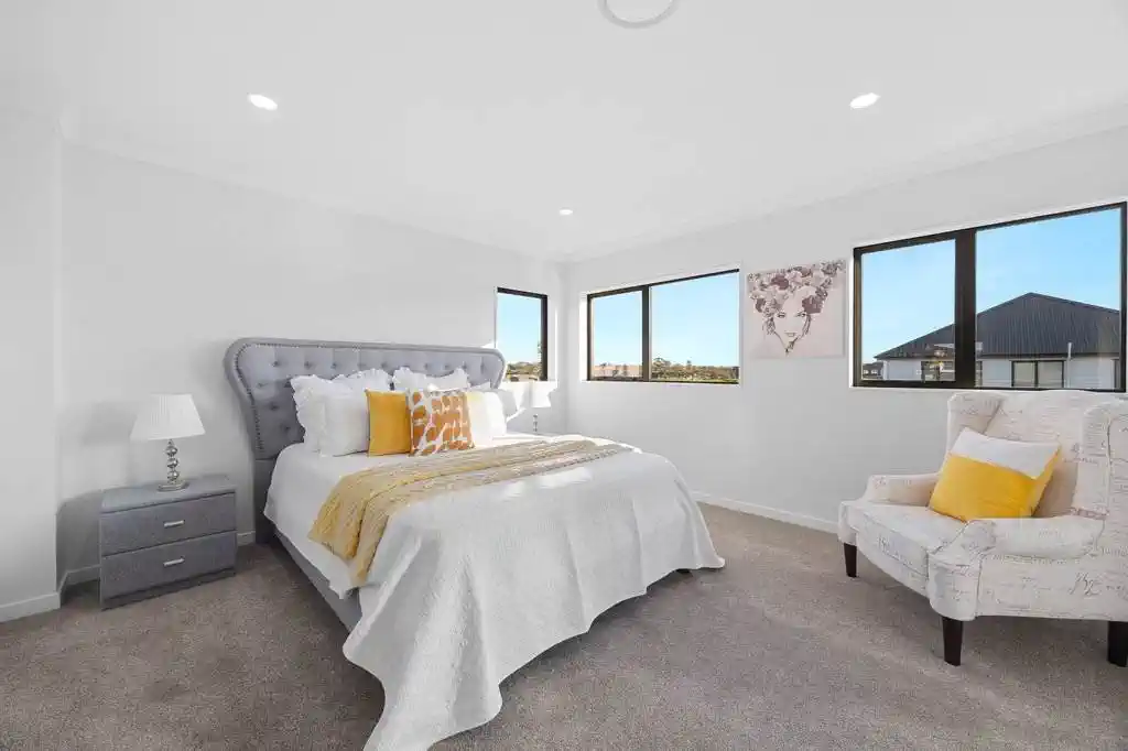 2 kitchens, 6 beds (4 ensuites) 5.5 baths house with double garage and 2 beds granny, 39 Park Green Avenue, Karaka, Auckland