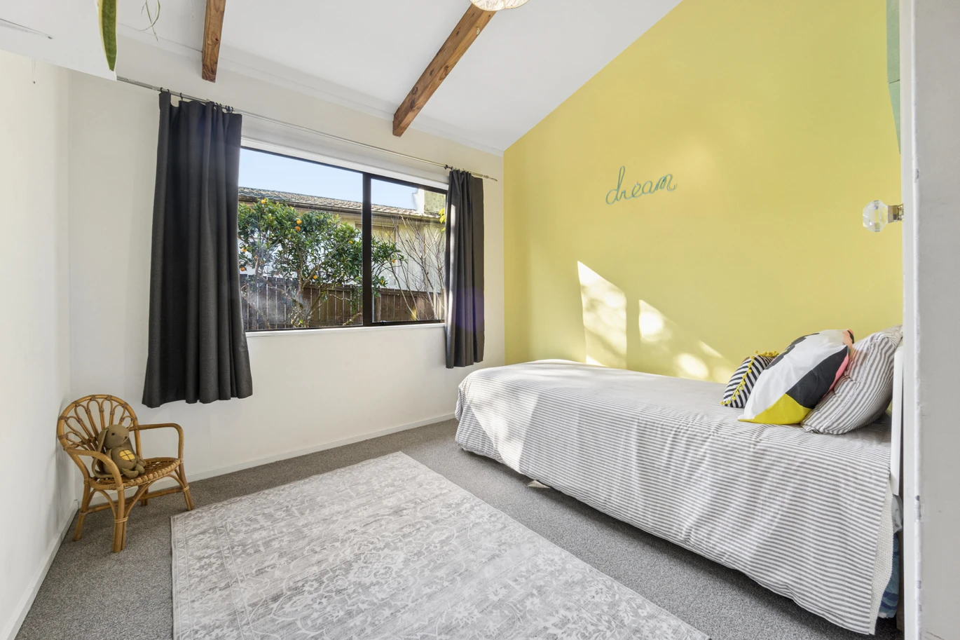 Standalone 3 beds 1 bath house with car parks and a fantastic separate studio, Zoned for Green Bay Primary School and Green Bay High School. 1/23 Stottholm Road Titirangi, Auckland