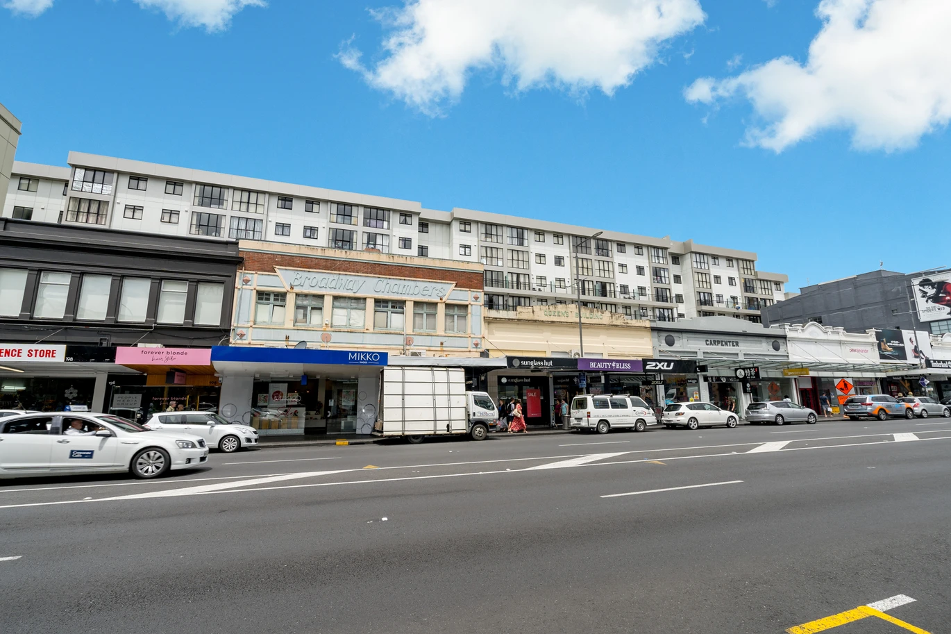 Overseas Vendor Must Sell – Double Grammar school zone (AGS & EGGS), 3 beds 2 baths apartment with 2 car parks, in the highly regarded King’s Square Apartments. 420/26 Remuera Road Newmarket, Auckland