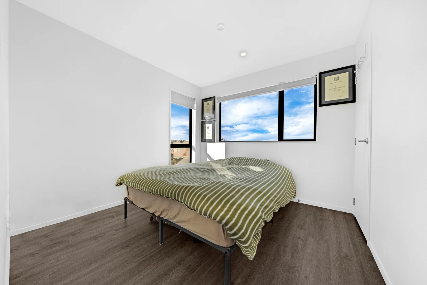 Motivated owner – Urgent Sale, 2 beds 1.5 baths home with garage and 1 Extra parking, Freehold End Unit/ 3x Backyard/ No Body Corp, 8/45 Dale Crescent Pakuranga, Auckland