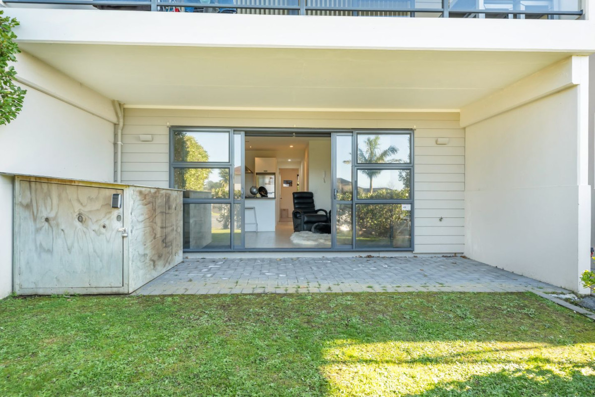 Vendors Moving North after 12 Years of Easy Living, 65m2 2 beds 1.5 baths apartment with carport, Located a mere 1km from the motorway on-ramp, 2/79 Schnapper Rock Road, Schnapper Rock, Auckland