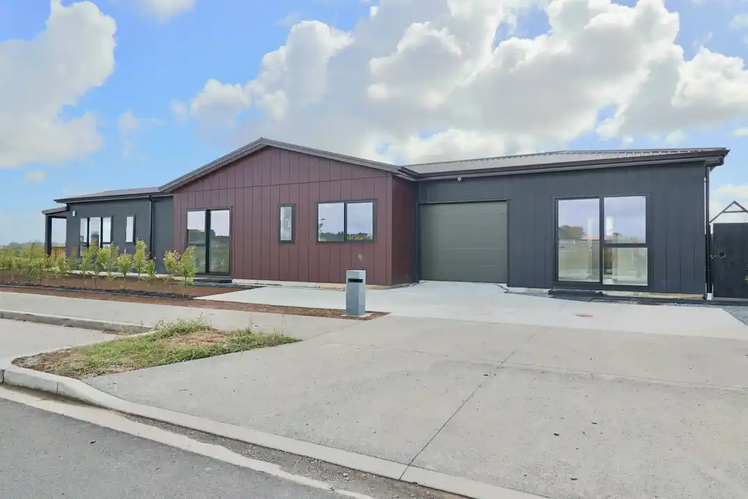 For rent, No Pet, No smoker, 5 beds 3 baths house with garage, including a self-contained 1-bedroom unit with its own living area, separate entry, and subletting allowed, Available from the 7th July, 13 Ngakau Road, Drury, Auckland