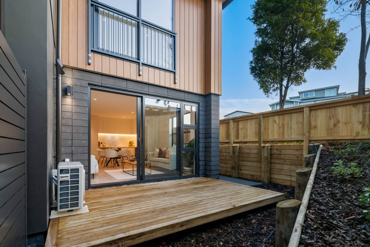 Price dropped to sell down the last 3 units, Brandnew freehold 3 beds 2.5 baths home with car park, No any Society cost, Under floor heating in both bathrooms, 7 Pharlap Drive, Northcross,, Auckland