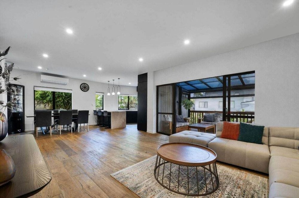 For rent, 4 beds 3 baths house with double garage, available 6th August, 5B Hemsway Place, Sunnyhills, Auckland