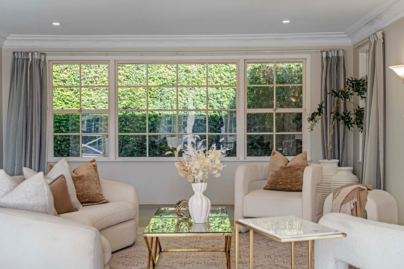 981m2 section, 404m2 character 5 beds 3 baths grand residence with triple garage, swimming pool, Beautifully landscaped gardens, 9 Worcester Road Meadowbank, Auckland