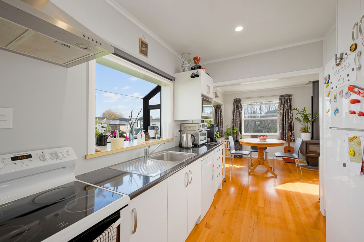 731m2 section, 3 beds 1 bath house with double garage, 5 Edgewood Way, Henderson, Auckland