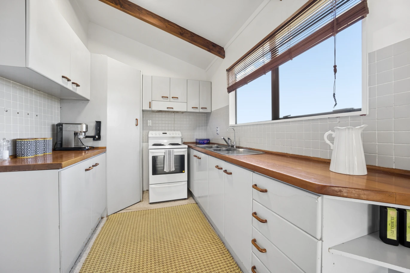 Standalone 3 beds 1 bath house with car parks and a fantastic separate studio, Zoned for Green Bay Primary School and Green Bay High School. 1/23 Stottholm Road Titirangi, Auckland