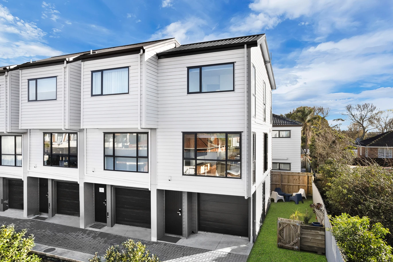 Motivated owner – Urgent Sale, 2 beds 1.5 baths home with garage and 1 Extra parking, Freehold End Unit/ 3x Backyard/ No Body Corp, 8/45 Dale Crescent Pakuranga, Auckland