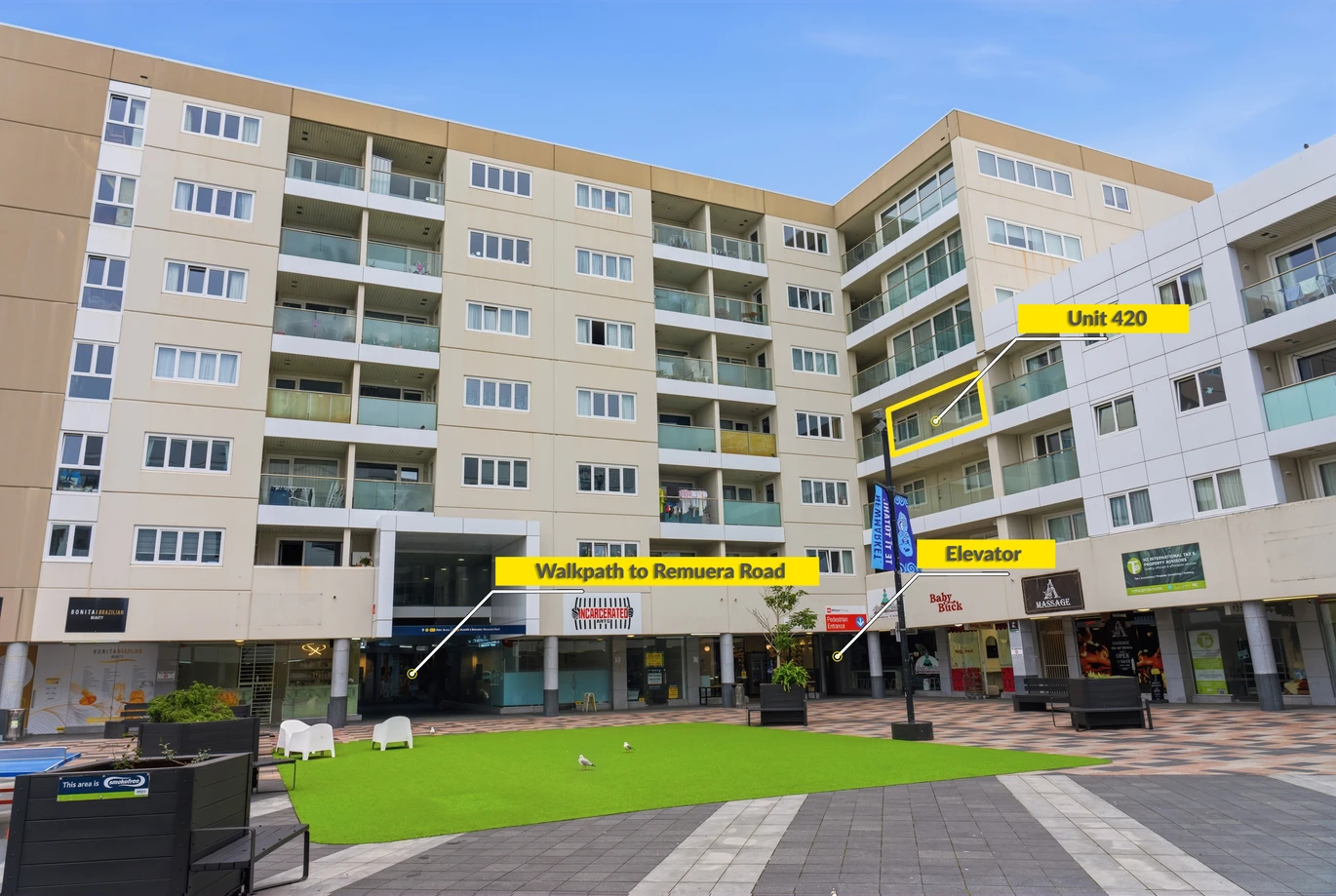 Overseas Vendor Must Sell – Double Grammar school zone (AGS & EGGS), 3 beds 2 baths apartment with 2 car parks, in the highly regarded King’s Square Apartments. 420/26 Remuera Road Newmarket, Auckland