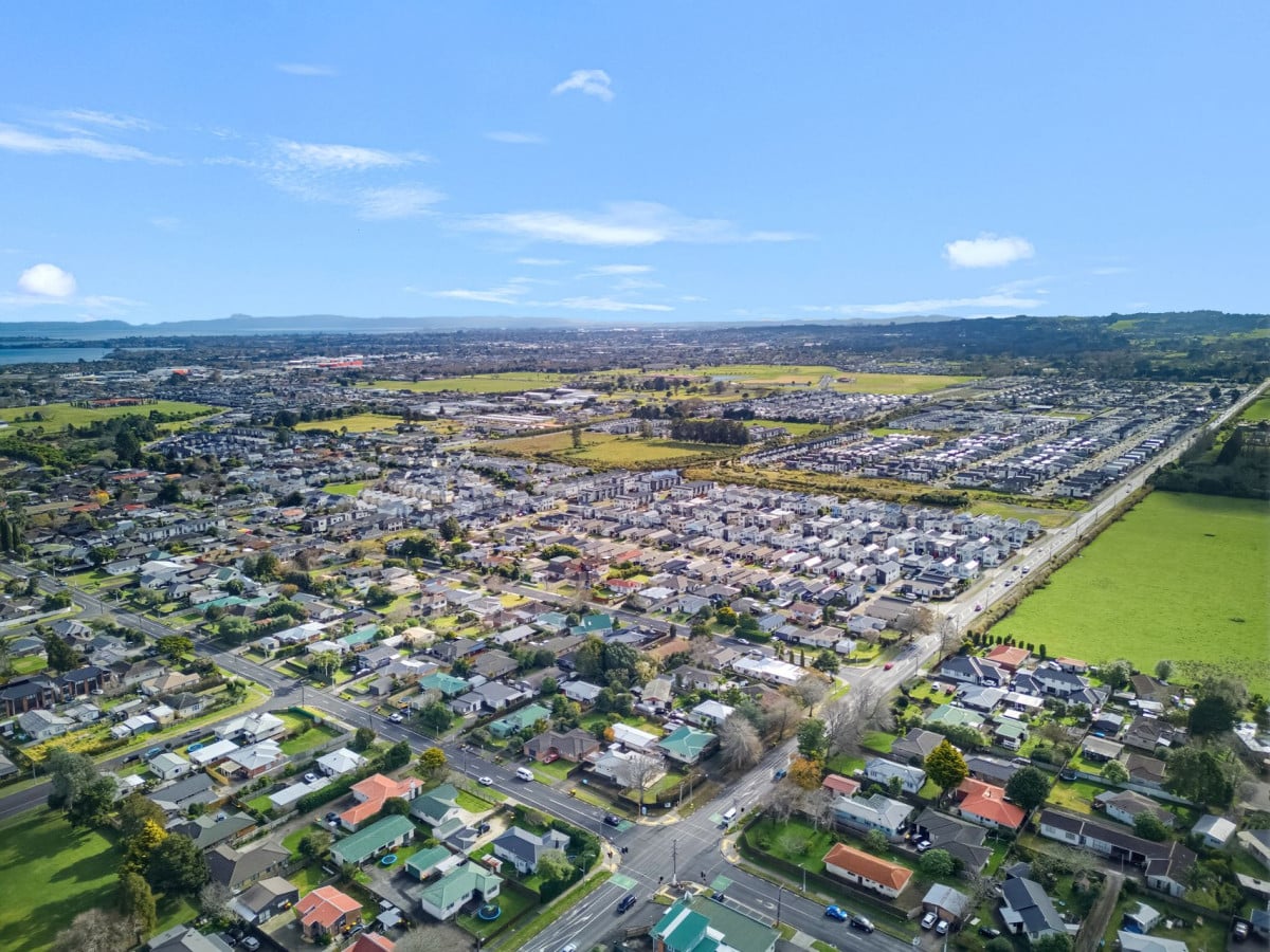 586m2 section, 3 beds 1 bath house with car parks, 40 Cosgrave Road, Papakura, Auckland