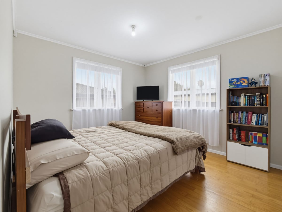 586m2 section, 3 beds 1 bath house with car parks, 40 Cosgrave Road, Papakura, Auckland
