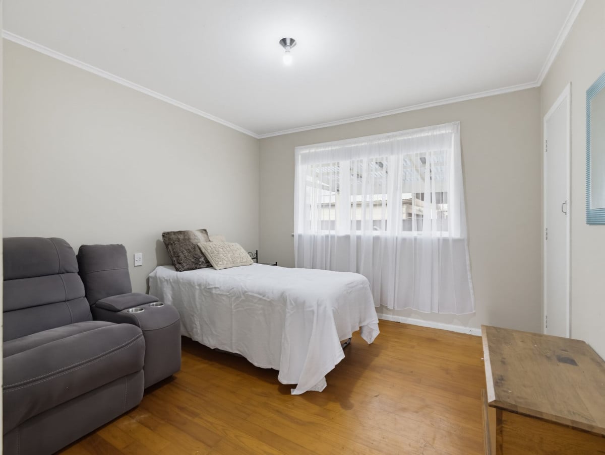 586m2 section, 3 beds 1 bath house with car parks, 40 Cosgrave Road, Papakura, Auckland