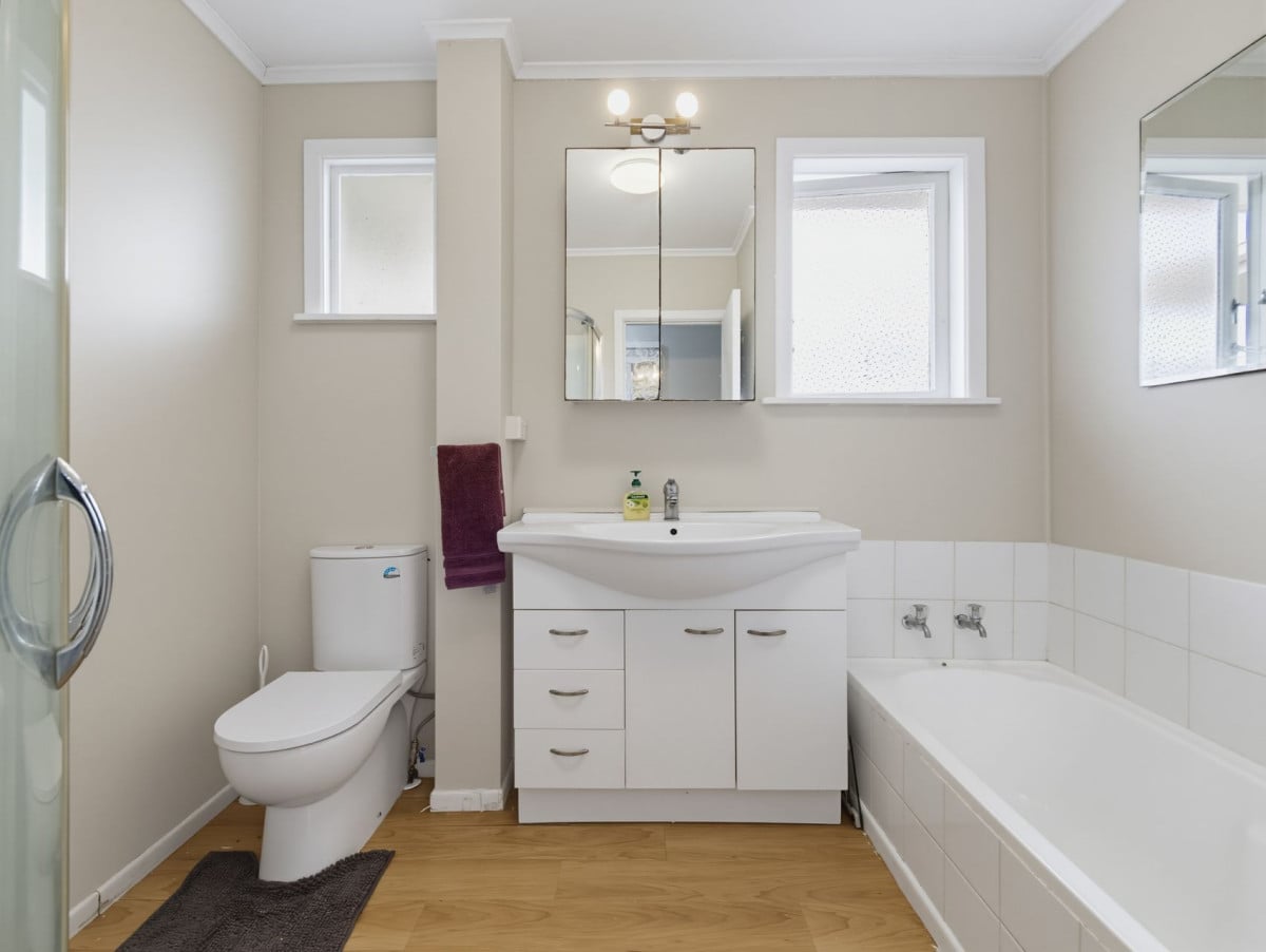 586m2 section, 3 beds 1 bath house with car parks, 40 Cosgrave Road, Papakura, Auckland